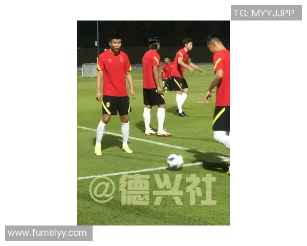 足球明星在豪华游艇上尽情踢球的精彩瞬间视频分享